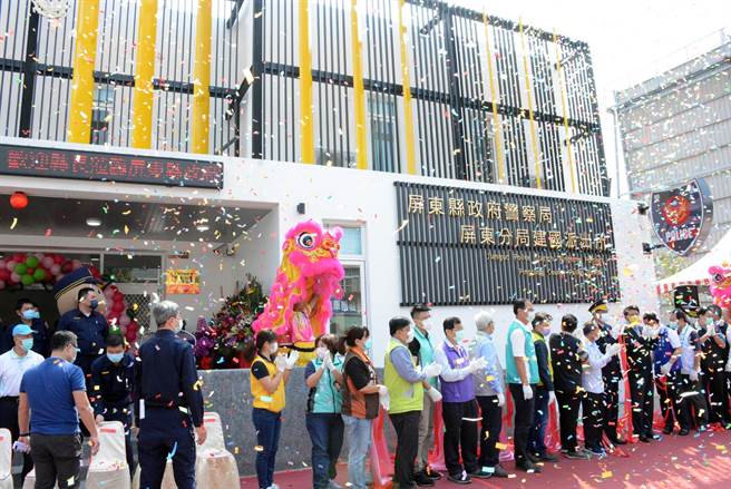 屏東市建國派出所風光啟用，捨棄圍牆設計，一改過去給人冷衙門的刻板印象。（林和生攝）