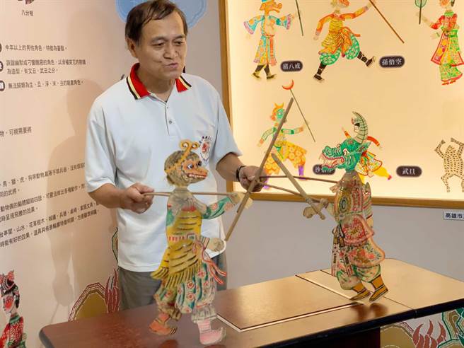 東華皮影劇團團長張榑國示範演出。（柯宗緯攝）