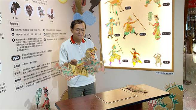 東華皮影劇團團長張榑國示範演出。（柯宗緯攝）