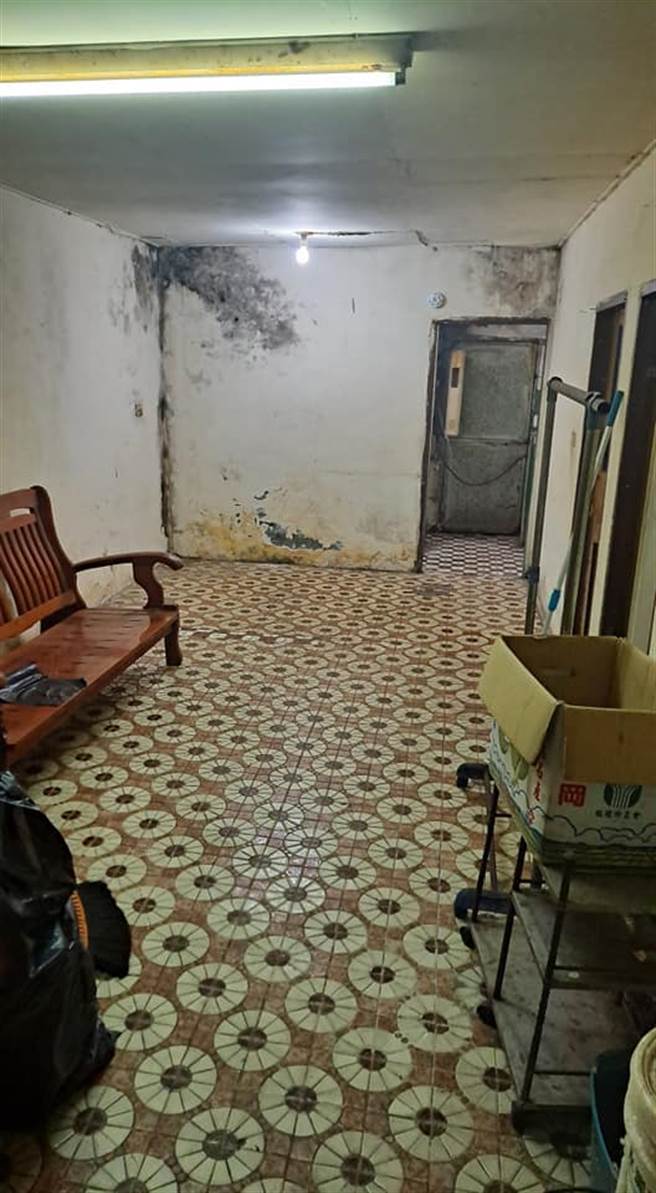 租屋照片中，屋內擺設及格局都超像曾紅極一時的恐怖遊戲《還願》中場景。(圖/截自臉書)