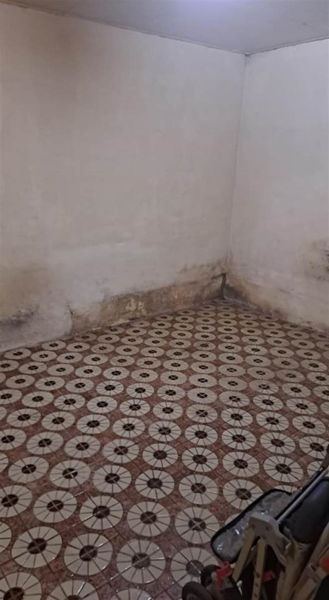 租屋照片中幾何圖形的地板磁磚。(圖/截自臉書)