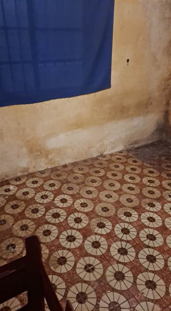 網友PO出的租屋照，屋內牆壁已斑駁泛黃。(圖/截自臉書)