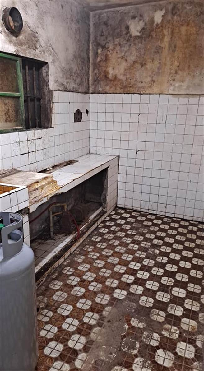 網友PO出的租屋照，廚房格局也與《還願》遊戲主角杜家非常相似。(圖/截自臉書)