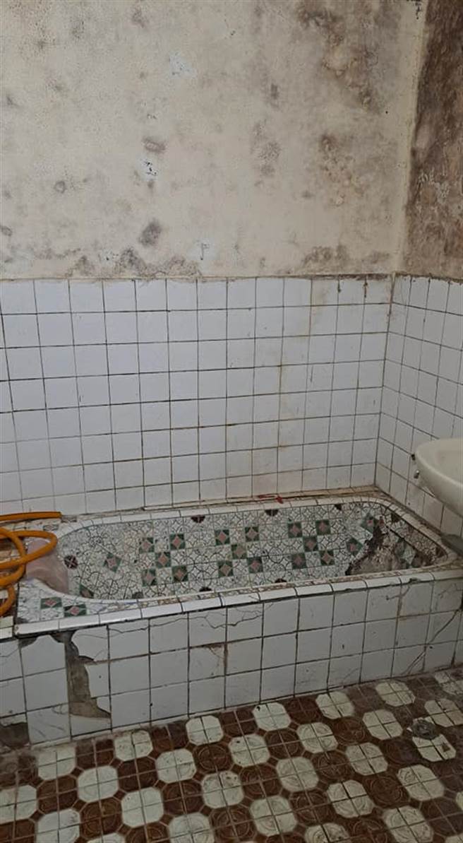 租屋照中幾何圖形的磁磚及浴缸，都與恐怖遊戲《還願》中場景極為相似。(圖/截自臉書)