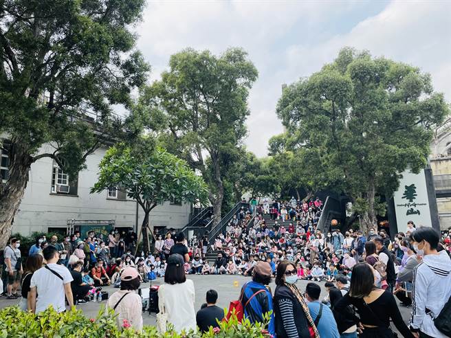 台灣疫情輕微受到全球羡慕，一般人生活受到疫情影響極小，假日旅遊點人潮洶湧。圖為台北華山藝文特區。（圖／游念育攝)