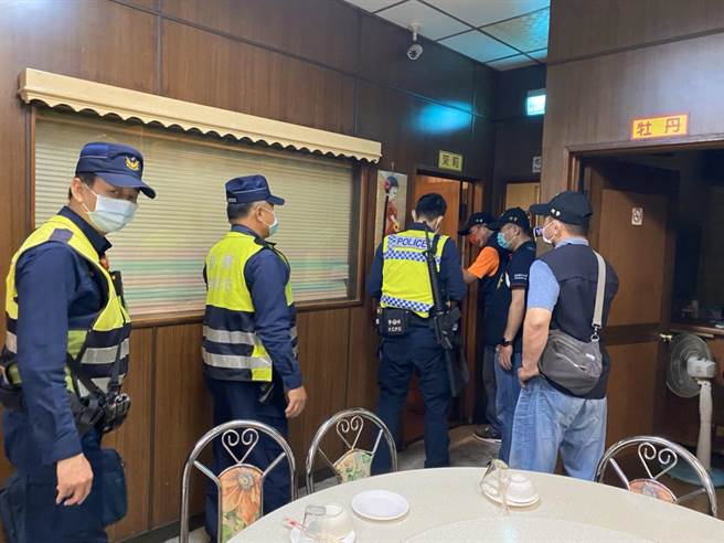 高雄小港警分局拚治安，连续4日执行专案扩大临检。（柯宗纬翻摄）