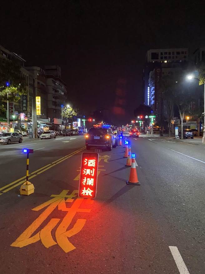 高雄小港警分局拚治安，连续4日执行专案扩大临检。（柯宗纬翻摄）