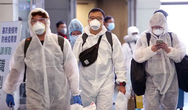 許多在海外工作定居的台灣人在疫情期間返回台灣，很多科技人才決定返台定居，推動台灣經濟繁榮。圖為桃園中正機場入境旅客。（圖／范揚光）