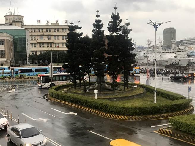 围绕在蒋公周围的12棵、约3层楼高的南洋杉及基座未来何去何从，文化局仍在进行歷史资产调查。（陈彩玲摄）