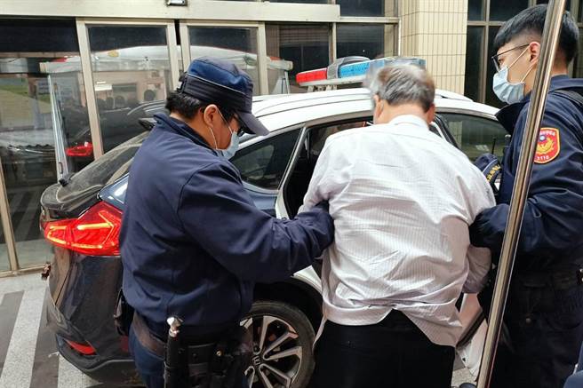 涉嫌勒死前妻的陈男（中）移送新竹地检署后，地院裁定羁押禁见。（新埔分局提供／罗浚滨新竹传真）