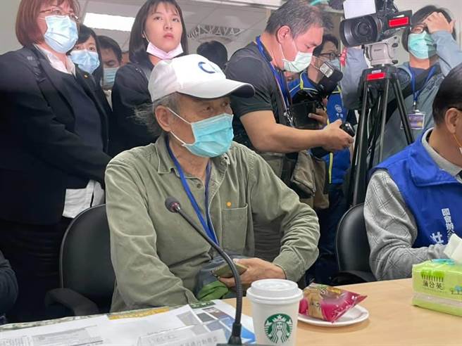 藻礁公投领衔人潘忠政出席会议。(吕筱蝉摄)
