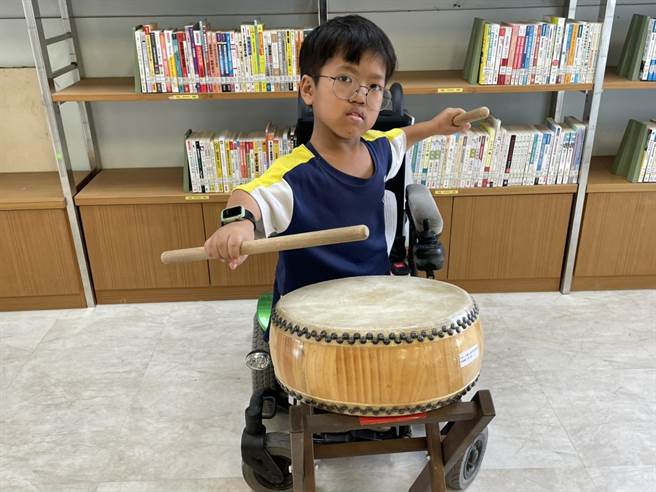 高雄右昌国中二年级学生乌士贤从小罹患侏儒症，但乌士贤个性乐观开朗，曾以太鼓表演夺下心智障碍才艺音乐大赛冠军，他目标未来成为「太鼓达人」，将自己的故事用表演感动大家。（洪浩轩摄）