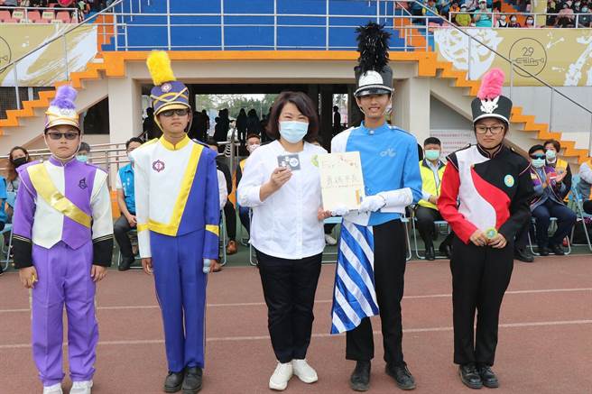 嘉義市室外行進管樂聯合展演，市長黃敏惠（中）到場鼓勵表演的學生。（嘉義市政府提供／廖素慧嘉市傳真）