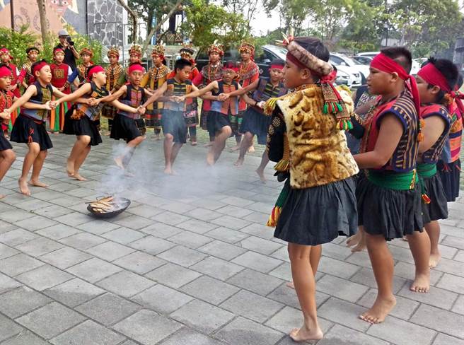 屏东县几个原住民乡出生率高于全县平均甚多，亦高于该乡的死亡率，县府原民处认为是原住民政策日臻完善所致。图为泰武国小小朋友跳围舞。（潘建志摄）