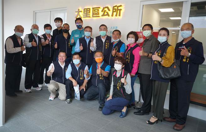 大里區公所舊辦公處拆除重建，臨時辦公處移至台中市纖維工藝博物館3樓，15日舉行搬遷祈福儀式，與會貴賓期許區公所無縫接軌提供市民優質服務。（黃國峰攝）