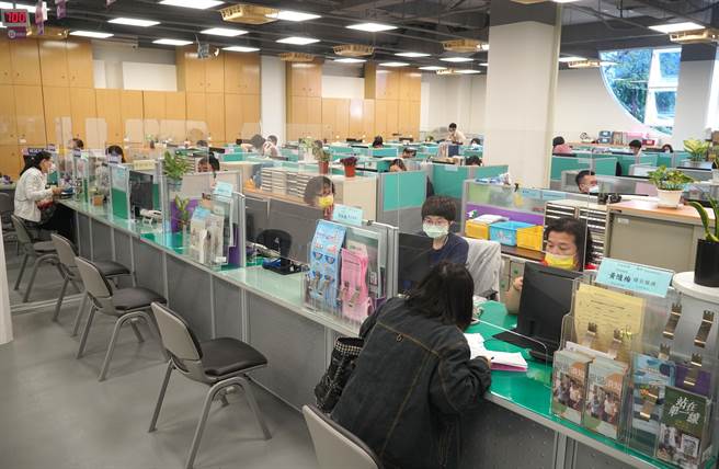 大里區公所舊辦公處拆除重建，臨時辦公處移至台中市纖維工藝博物館3樓，民眾洽公還可順道欣賞展覽。（黃國峰攝）