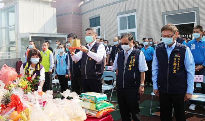 大里區公所舊辦公處拆除重建，臨時辦公處移至台中市纖維工藝博物館3樓，15日舉行搬遷祈福儀式。（黃國峰攝）