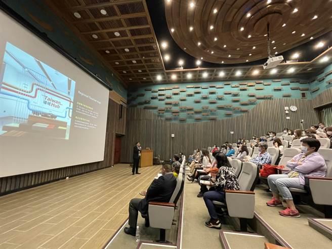 鵬管處邀請旅行社及旅遊平台業者演講，希望能提升縣內的觀光實力，進軍國際。（鵬管處提供／潘建志屏東傳真）