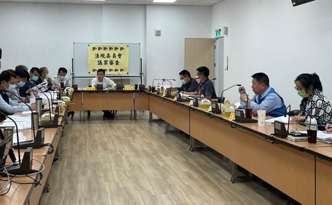 《台南市新设置畜牧场管理自治条例》草案15日由台南市议会法规委员会进行审查，在关键的禽畜场及粪尿资源化设施与民宅、学校等机关距离上，最后决定由1000公尺缩减为500公尺。（庄曜聪摄）
