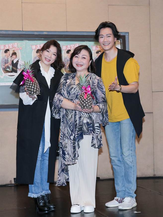 赵咏华、林俊逸开唱倒数，郑怡今现身催票力挺。（卢祎祺摄）