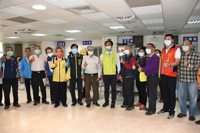 县府补助全县65岁以上长者验配敬老眼镜，除了至公所社会课办理申请，即日起彰化市新增11个联合里办公处也可同步受理申请作业。（图／彰化市公所提供）