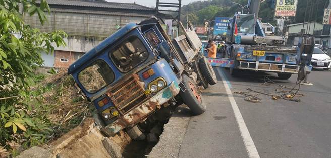 拼装车载挖土机压塌水沟盖，拼装车倾倒压死人。（民眾提供／廖志晃南投传真）