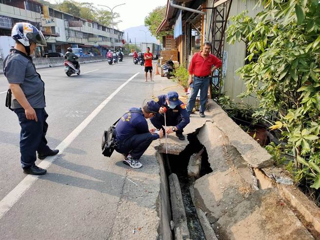 拼装车倾倒压死人，埔里警方到场搜证。（民眾提供／廖志晃南投传真）