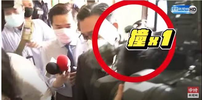 王定宇準備離開立院時，遇到大批媒體，因現場空間擁擠，他還被攝影機撞到。(圖 截取自中時新聞網youtube)