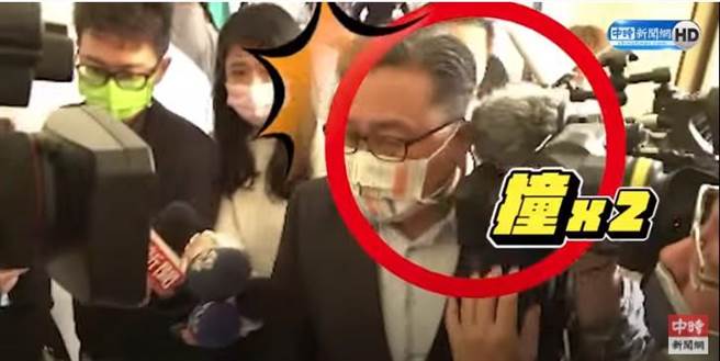王定宇準備離開立院時，被大批媒體緊盯，因現場空間擁擠，他2度被攝影機撞到。(圖 截取自中時新聞網youtube)