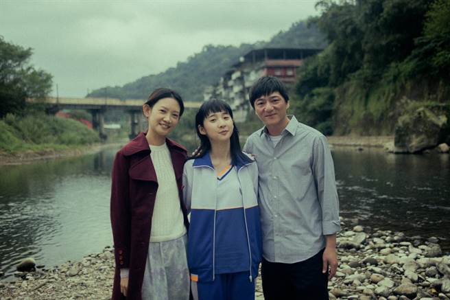 李沐（中）和蓝苇华饰演一对父女。图／相信音乐提供