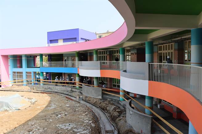苗栗縣政府爭取頭份市六合國小非營利幼兒園新建工程，目前進度約達75％，可望於7月份完工。（何冠嫻攝）