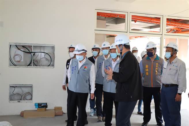 苗栗縣政府爭取頭份市六合國小非營利幼兒園新建工程，苗栗縣長徐耀昌15日視察進度，盼新建工程如期興建，改善公幼不足問題。（何冠嫻攝）