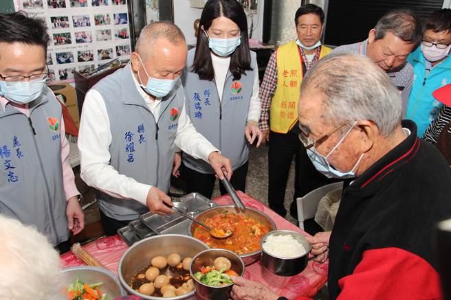 苗栗縣政府推動社區關懷據點共餐服務，鼓勵長輩走出家門、參與活動，並且享用健康營養的午餐。（何冠嫻攝）