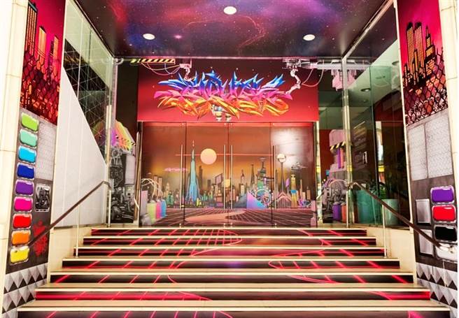 比漾廣場東大門的「宇宙財水」塗鴉視覺，是荷蘭「塗鴉藝術家-FLEKS」首度與商場合作的作品。（比漾廣場提供）