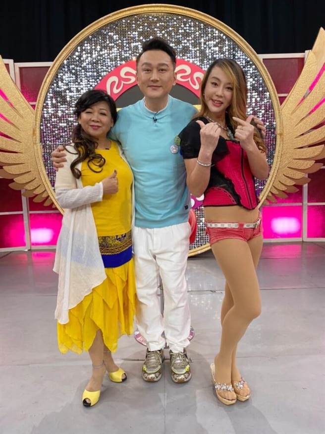 魏秀文（左起）、何笃霖与法拉利姊开心同框。（JET提供）