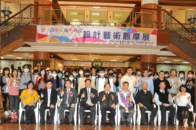建国科大举办「第一届中区高中职校设计艺术观摩展」，让中区美术设计科高中职学生，以艺会友，各校师生反应热烈，有10校共襄盛举。（谢琼云摄）