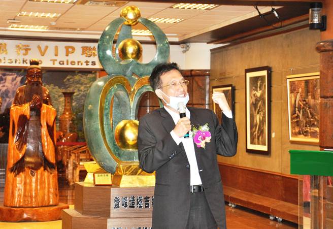 彰化县副县长林田富大力推崇、讚赏彰化县美术设计教育品质很高。（谢琼云摄）