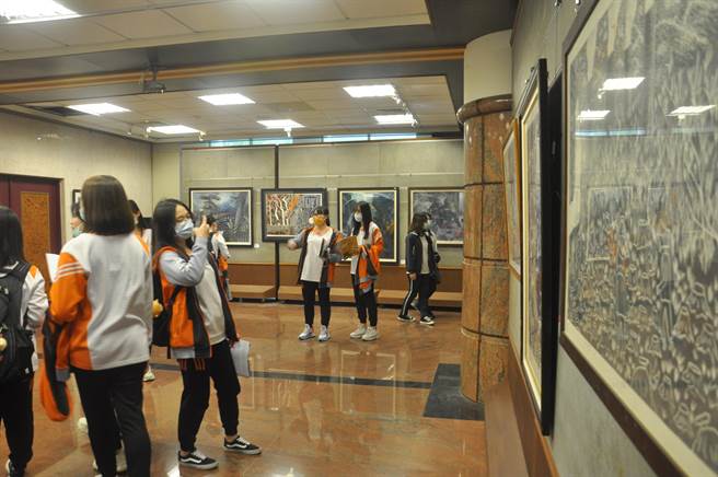 中区各高中职青年学子以艺会友互相观摩，开幕活动展览现场热闹滚滚。（谢琼云摄）