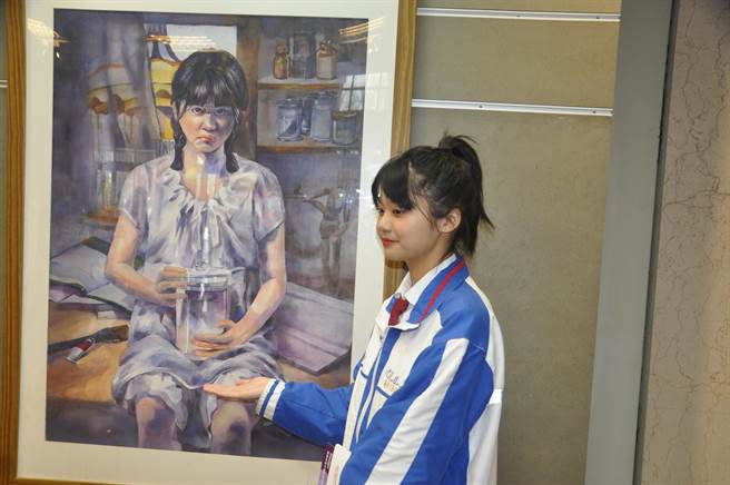 彰化艺术高中罗翊文同学自画像，因功课课压力大摆一副臭脸给你看。（谢琼云摄）