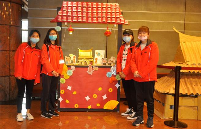 大庆商工多媒体动画科学生以「媒市场」做为创作主题。（谢琼云摄）