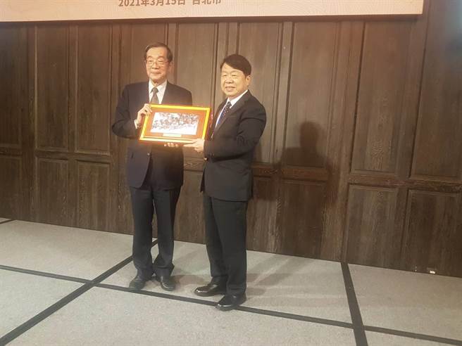 上市柜公司协会理事长朱志洋(右)致赠纪念品给考试院长黄荣村。（图／许昌平）