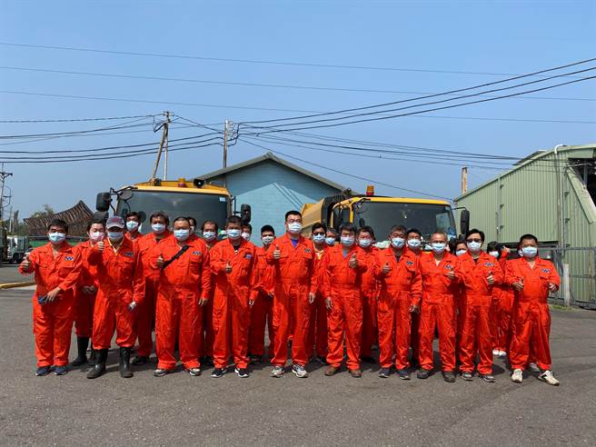 嘉義縣大林鎮公所將嘉義縣環保局7萬元獎勵金，用於清潔隊員新的連身工作服。（大林鎮公所提供／張毓翎嘉義傳真）