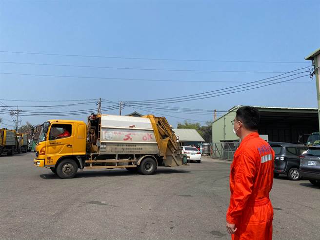 大林鎮長簡志偉（右）希望工作服能加強團隊工作士氣，凝聚團隊向心力。（大林鎮公所提供／張毓翎嘉義傳真）