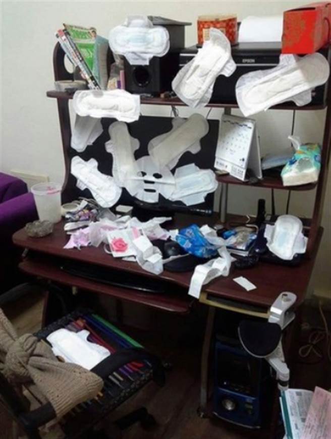 电脑桌被卫生棉占领，「看你怎么打电动」。（翻摄爆废1公社）