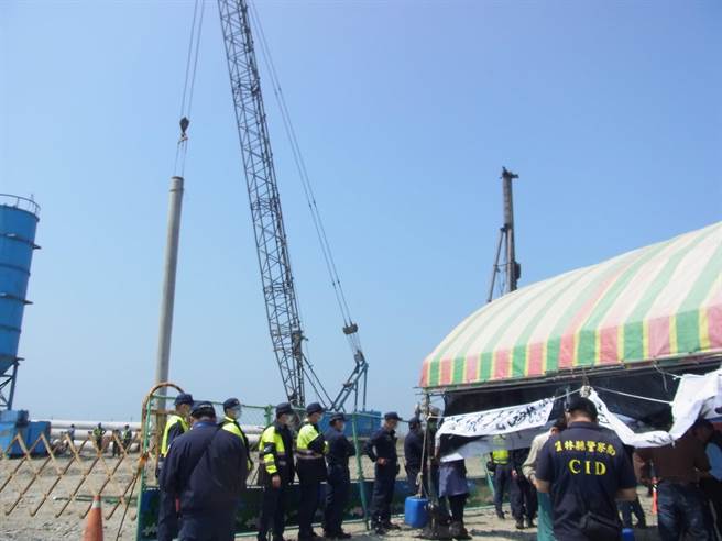 云林县台西乡五港村风机工程引发衝突，被迫暂停施工。（张朝欣摄）