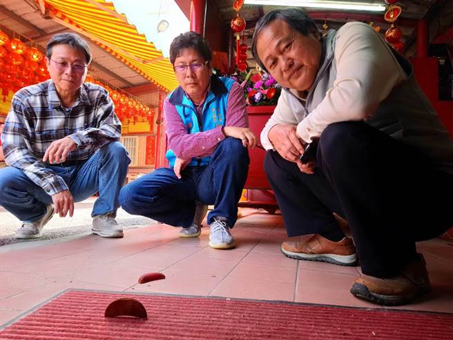 庙方委员吴菁惠求发财金2000元，结果第一次掷筊就出现立筊。(民眾提供／陈淑娥台中传真)