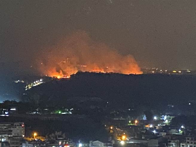 台中乌日火烧山  大火蔓延逼近清新温泉度假饭店（翻摄画面） 