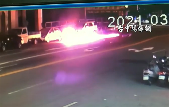 机车撞单车倒地 车体刮地40米爆火球 骑士重伤妇命危（翻摄 脸书台中踢爆网）