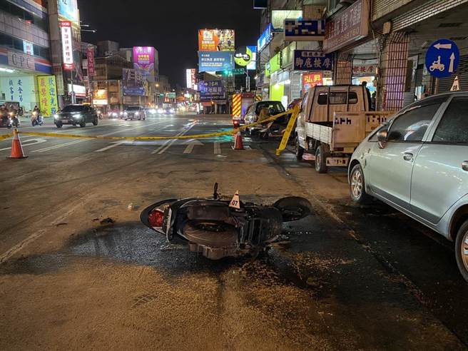 机车撞单车倒地 车体刮地40米爆火球 骑士重伤妇命危（台中市消防局提供／冯惠宜台中传真）