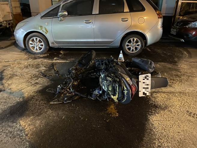 机车撞单车倒地 车体刮地40米爆火球 骑士重伤妇命危（台中市消防局提供／冯惠宜台中传真）